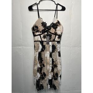 NEW Romeo & Juliet Couture floral crochet lace cocktail dress Size Medium